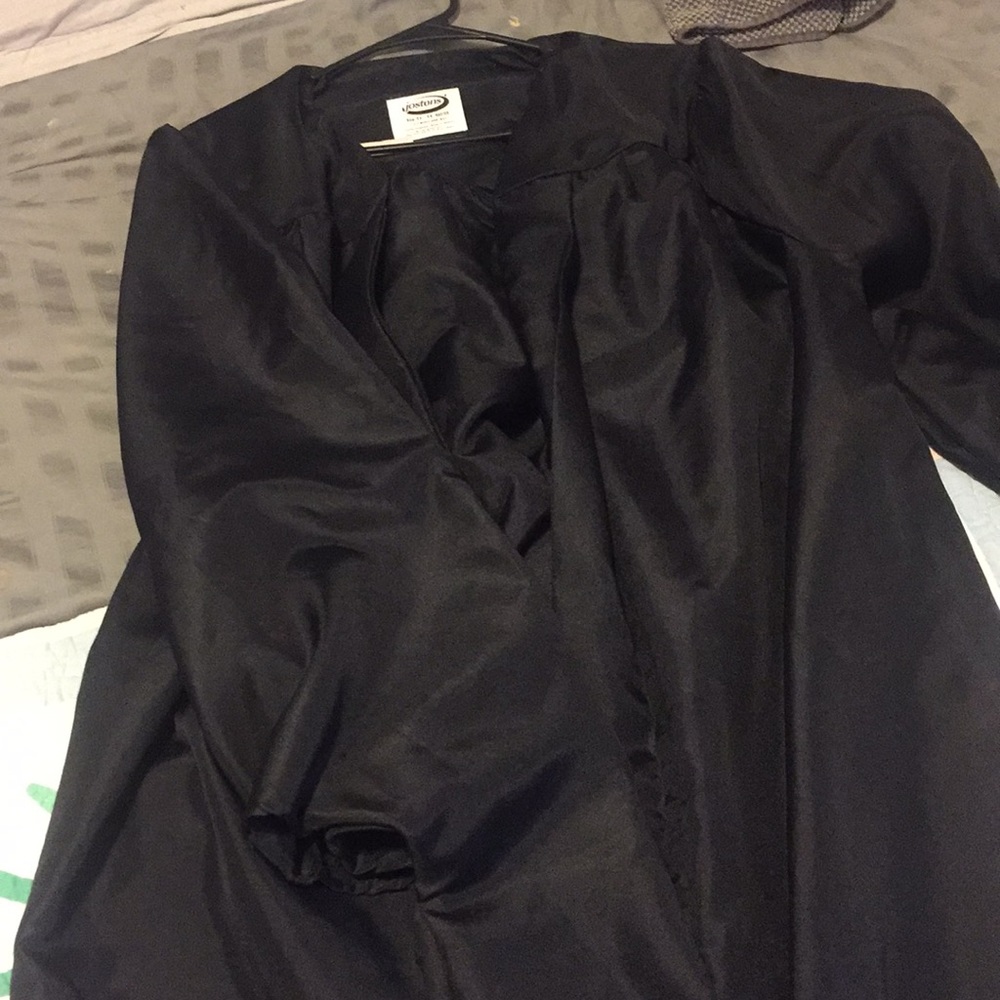Master’s graduation gown - black